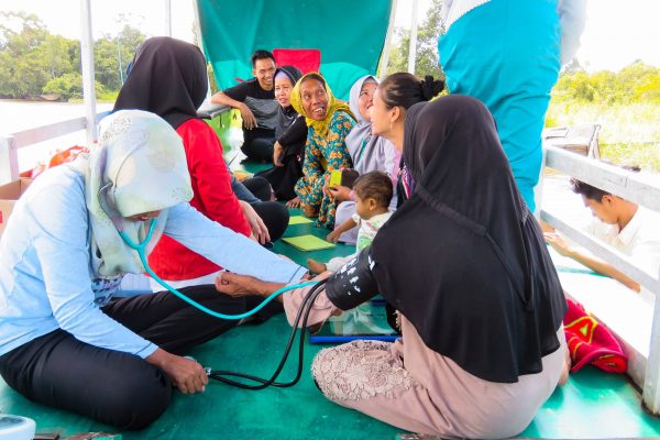 A boat clinic in the Rimba Raya project.