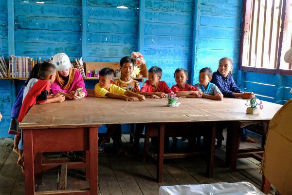 Kids in a library in the Rimba Raya project.